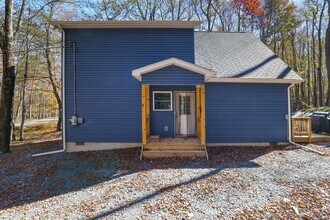 1121 Cobblewood Rd in Newfoundland, PA - Foto de edificio - Building Photo