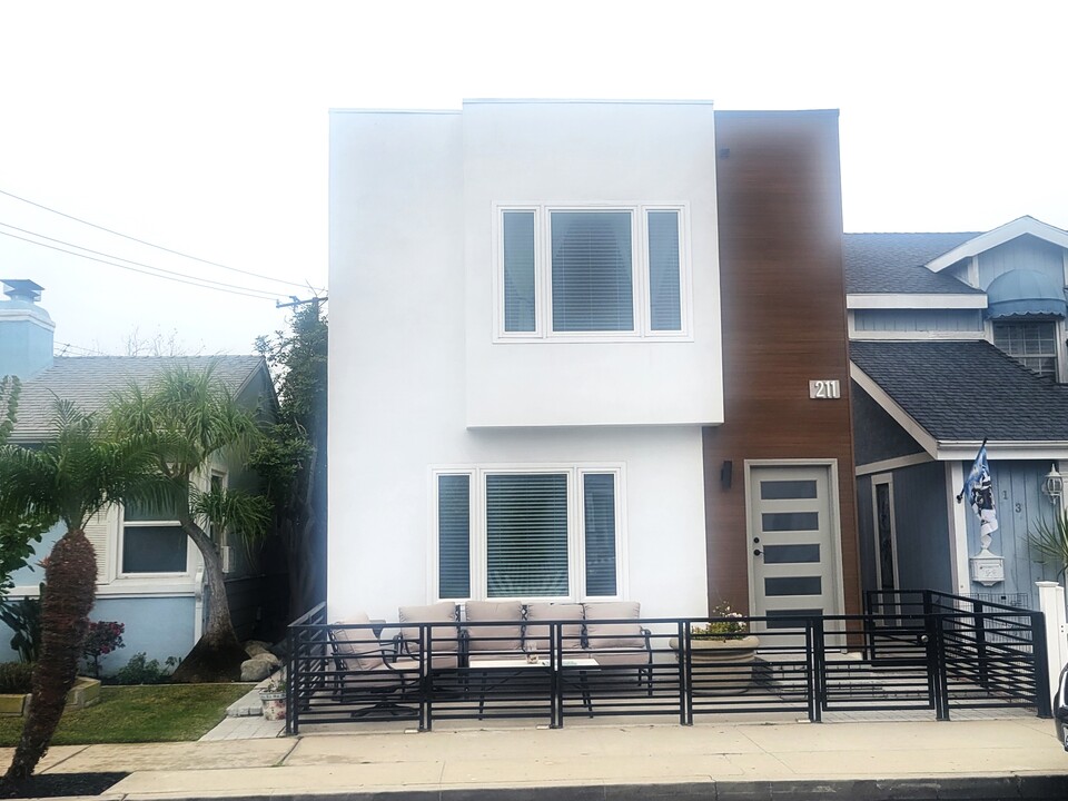 211 13th St in Seal Beach, CA - Building Photo