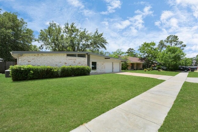 10951 Shadow Wood Dr in Houston, TX - Building Photo - Building Photo