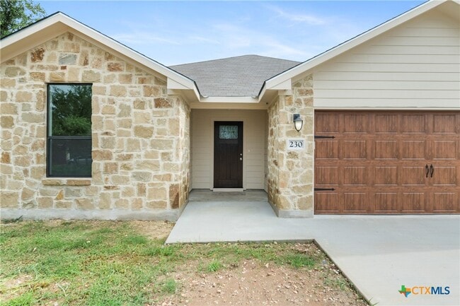 230 Plum St in Luling, TX - Building Photo - Building Photo