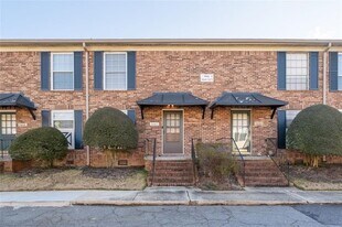 5667 Kingsport Dr in Atlanta, GA - Building Photo