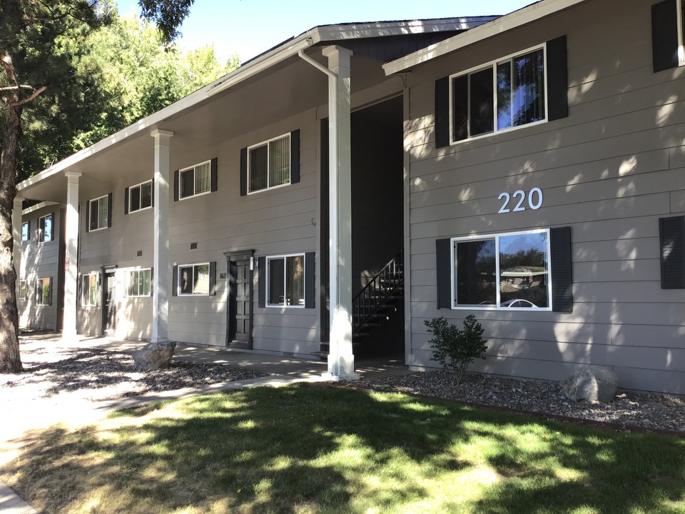 Lincoln Garden Apartments in Sparks, NV - Building Photo