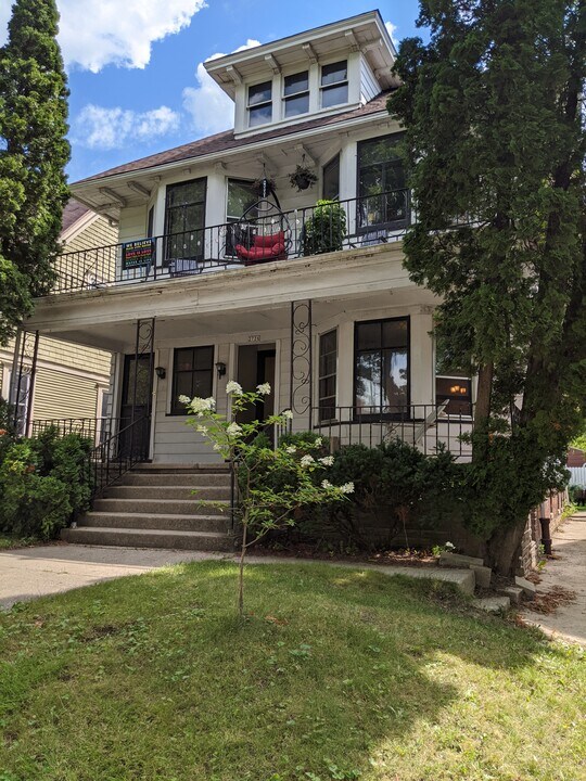 2728 N Downer Ave, Unit Upper Flat in Milwaukee, WI - Foto de edificio