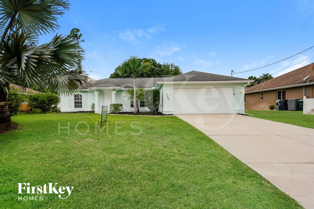 1347 Russellville St in North Port, FL - Building Photo