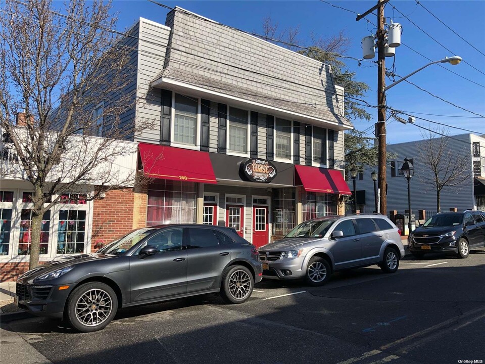 242 E Main St in Port Jefferson, NY - Building Photo