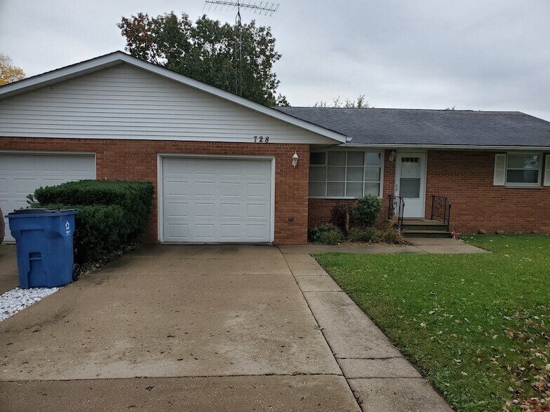 728 N 2853rd Rd in North Utica, IL - Building Photo