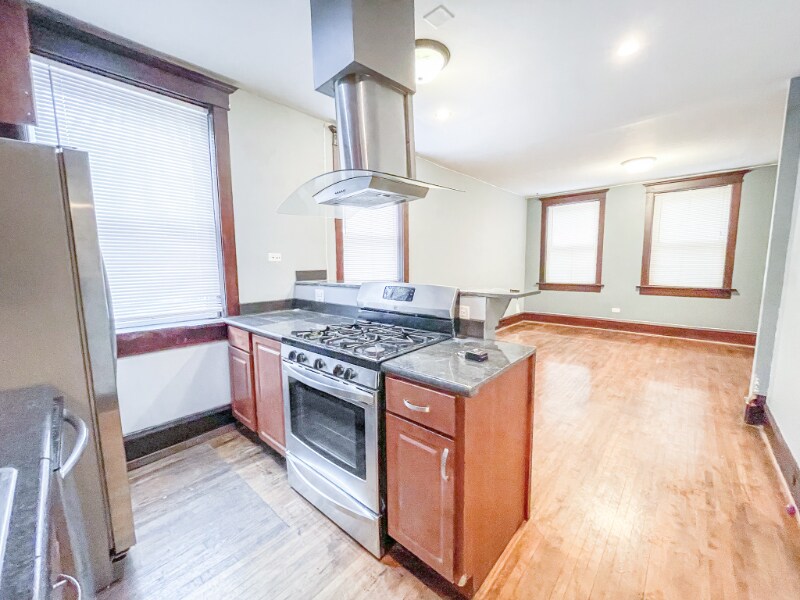 2825 N Francisco Ave in Chicago, IL - Building Photo