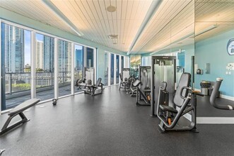 185 SW 7th St, Unit 603 in Miami, FL - Foto de edificio - Building Photo