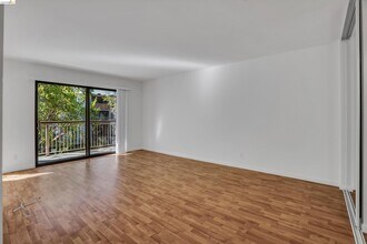 490 N Civic Dr in Walnut Creek, CA - Building Photo - Building Photo