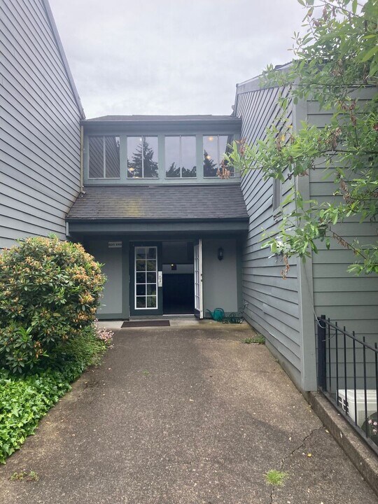 8717 SW Brightfield Cir in Portland, OR - Building Photo