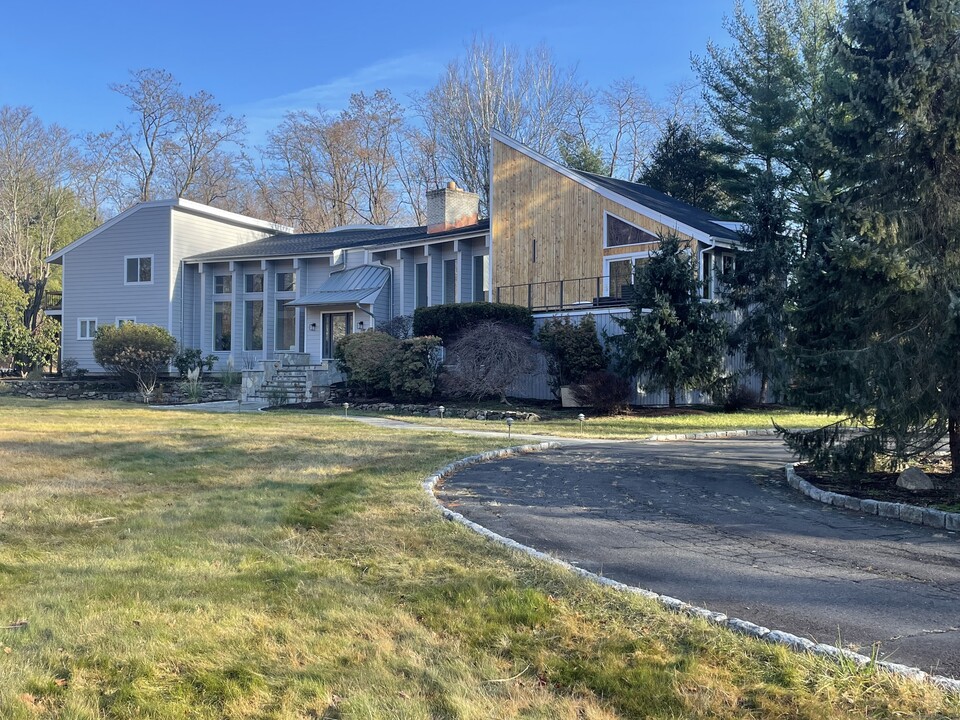 2177 Cross Hwy in Fairfield, CT - Foto de edificio
