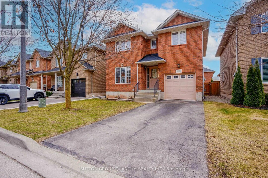 2324 Stillmeadow Rd in Oakville, ON - Building Photo