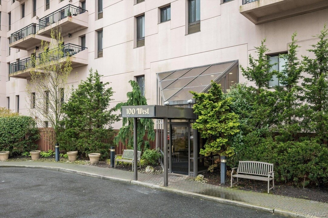 100 W Broadway in Long Beach, NY - Foto de edificio