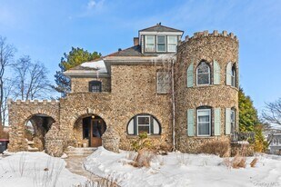 16 Bedford Rd in Katonah, NY - Building Photo