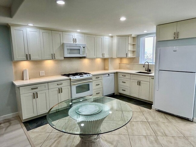 2895 Kalakaua Ave in Honolulu, HI - Building Photo - Building Photo