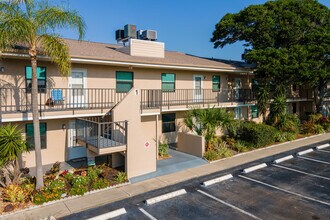 The Oaks in Cape Canaveral, FL - Foto de edificio - Building Photo