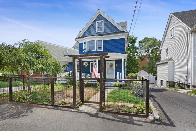 52 Locust St in Greenwich, CT - Building Photo - Building Photo