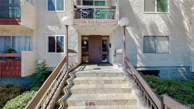 12157 Moorpark St, Unit 202 in Studio City, CA - Building Photo - Building Photo