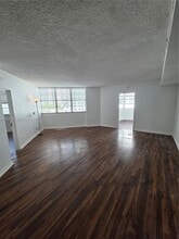 905 Brickell Bay Dr in Miami, FL - Building Photo - Building Photo
