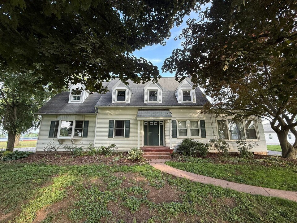 615 Kraybill Church Rd in Mount Joy, PA - Building Photo