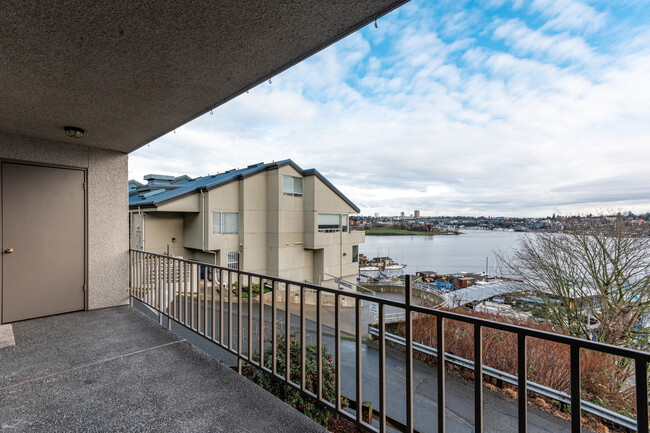 Martinique in Seattle, WA - Foto de edificio - Interior Photo