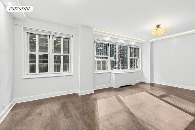 77 W 55th St in New York, NY - Foto de edificio - Building Photo