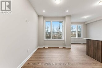 290 Les Emmerson Dr in Ottawa, ON - Building Photo - Building Photo