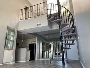 Laurel Vista Apartments in Studio City, CA - Foto de edificio - Building Photo