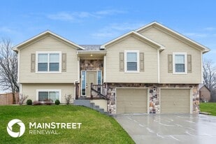 523 Buffalo Dr in Raymore, MO - Building Photo