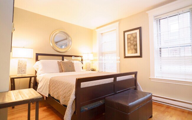 16 Cedar Lane Way, Unit 2 in Boston, MA - Foto de edificio - Building Photo