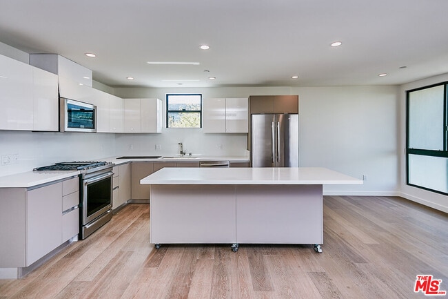 328 N Maple Dr in Beverly Hills, CA - Building Photo - Building Photo