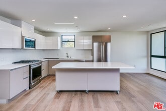 328 N Maple Dr in Beverly Hills, CA - Building Photo - Building Photo