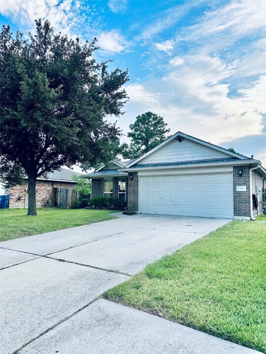 21604 Horseshoe Dr in Porter, TX - Building Photo