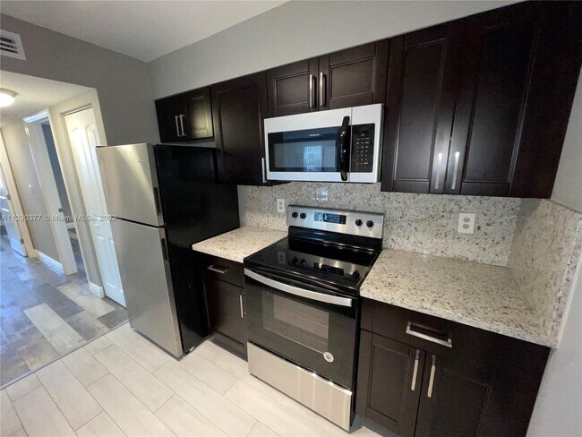 2890 N Oakland Forest Dr-Unit -201 in Oakland Park, FL - Building Photo - Building Photo