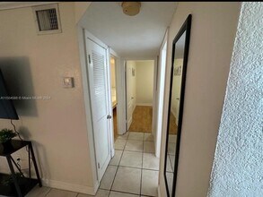 427 SW 6th St-Unit -5 in Miami, FL - Foto de edificio - Building Photo