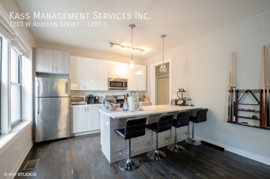 1203 W Addison St in Chicago, IL - Building Photo