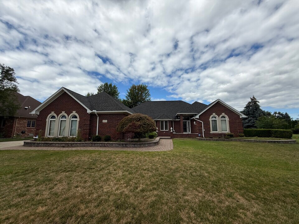 4891 Maceri Cir in Sterling Heights, MI - Building Photo