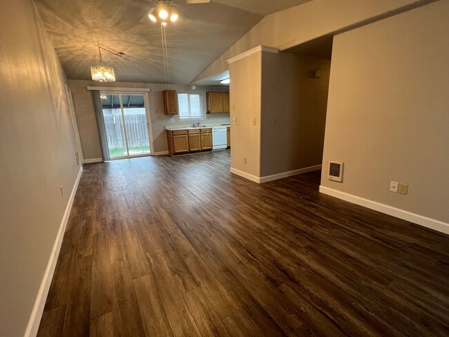 3436 SW Obsidian Ave in Redmond, OR - Foto de edificio - Building Photo