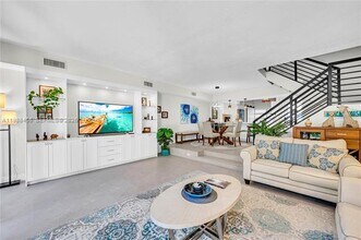 7018 SW 53rd Ln in Miami, FL - Foto de edificio - Building Photo