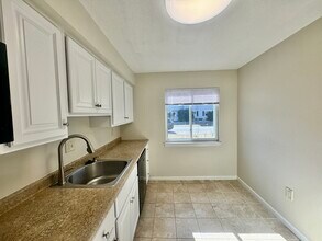 13 Beal's Cove Rd in Hingham, MA - Building Photo - Building Photo