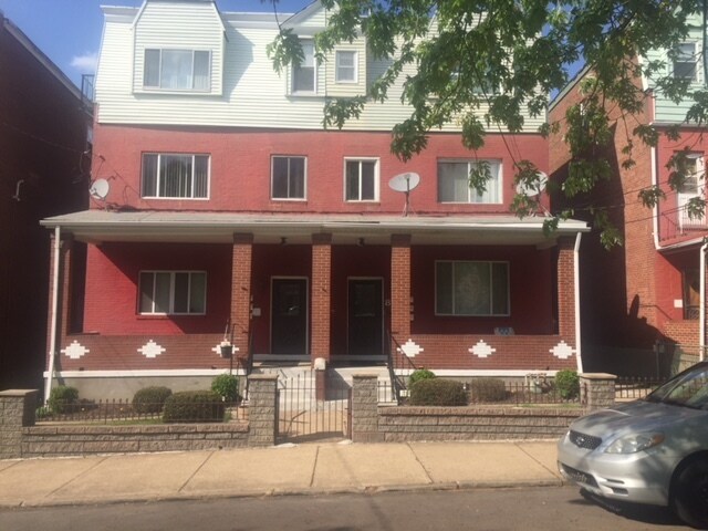 8 Oakland Sq in Pittsburgh, PA - Building Photo