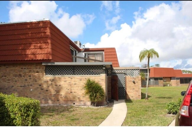 4628 Suburban Pines Dr