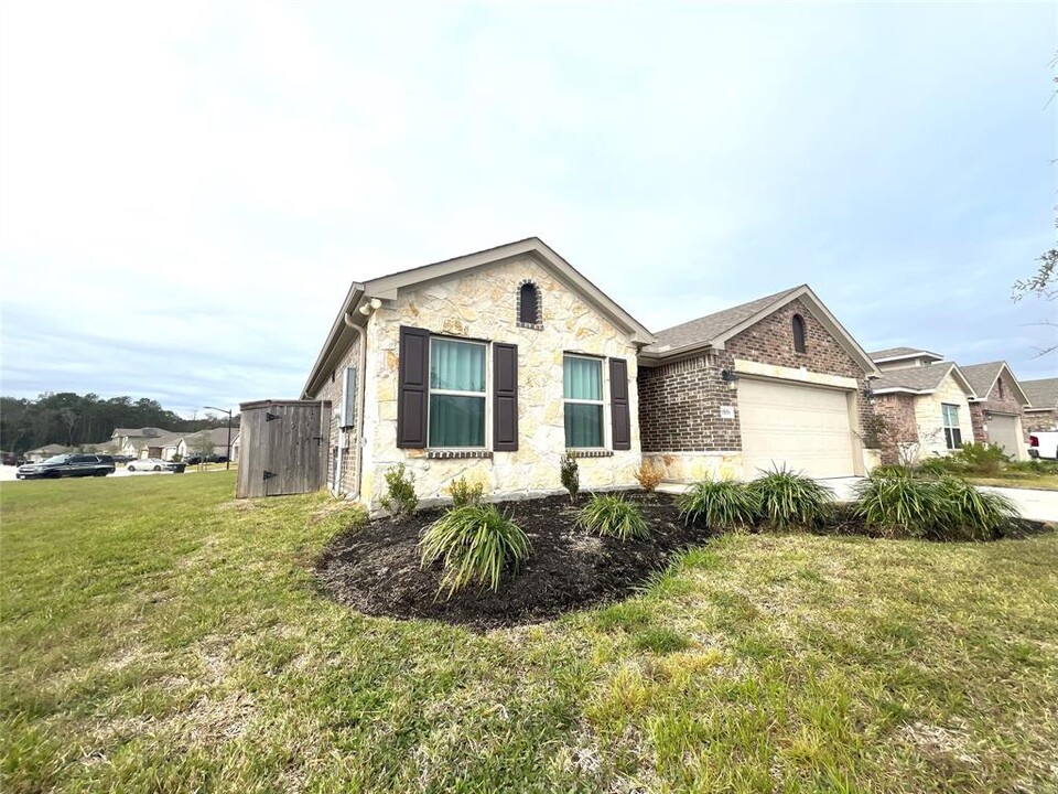 15150 Willow Tree Ln in New Caney, TX - Building Photo