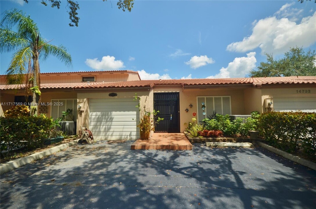 14730 Breckness Pl in Miami Lakes, FL - Building Photo