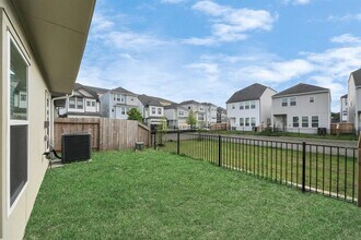 1918 Huntly Chase Dr in Houston, TX - Foto de edificio - Building Photo