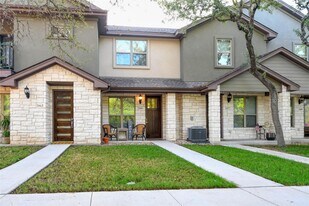 565 Demarett Dr in Lago Vista, TX - Building Photo