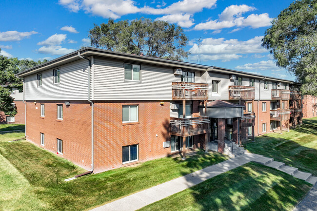 Oakshire Apartments in St. Cloud, MN - Foto de edificio - Building Photo