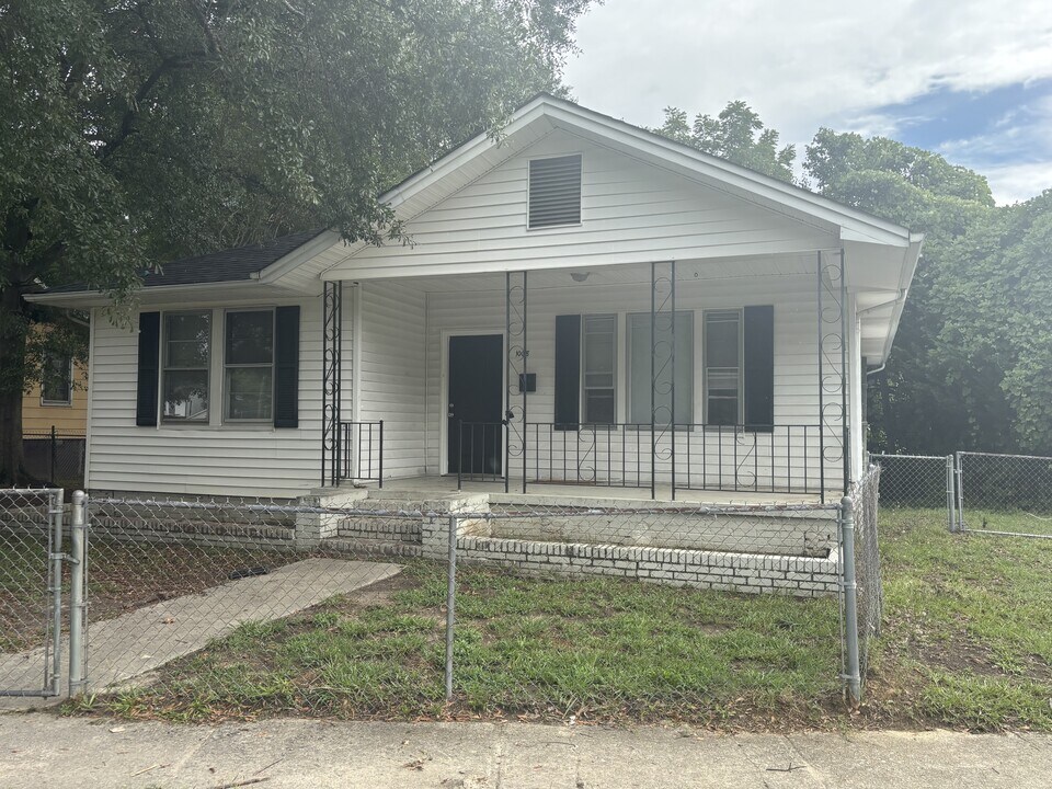 1008 W 6th Av B in Gastonia, NC - Building Photo