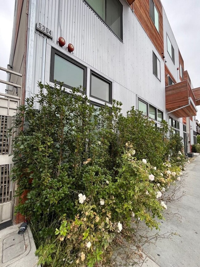 5304 San Pablo Ave in Oakland, CA - Building Photo - Building Photo