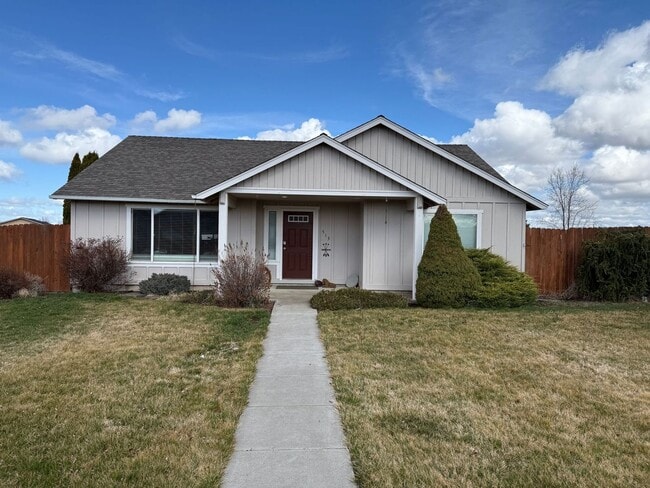 property at 513 SW Sunrise Cir